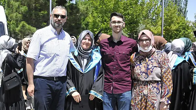 Konyalı 2 çocuk annesi ev kadını hayalini kurduğu bölümden 46 yaşında mezun oldu
