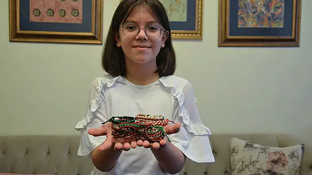 Konyalı 9 yaşındaki Zeynep, ördüğü bilekliklerle Gazze'ye destek olmaya çalışıyor