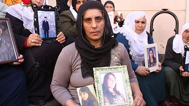 Konyalı anne Diyarbakır'da HDP önündeki eyleme katıldı