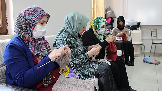 Konyalı annelerin ördüğü atkı ve bereler gönülleri ısıtıyor
