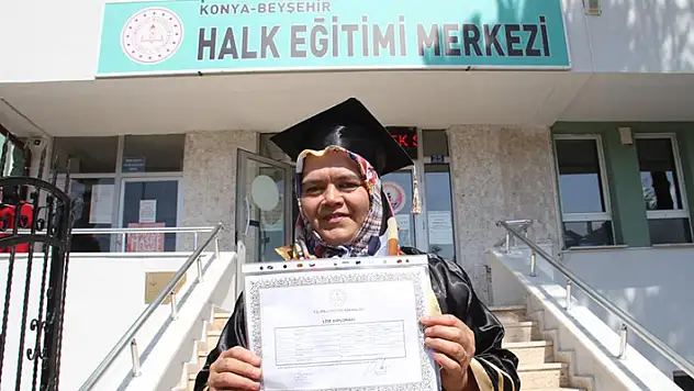 Konyalı Ayşe teyze 58 yaşında lise diploması aldı, şimdiki hedefi üniversite okumak
