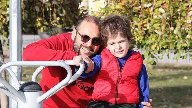 Konyalı baba, otizmli çocuğunu topluma kazandırmak için mücadele ediyor
