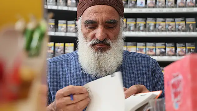 Konyalı bakkalın şaşırtan matematik zekası! Hesap makinesi gibi saniyeler içinde hesaplıyor

