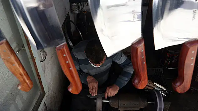 Konyalı bıçak ustası, çocukluğundan beri çeliğe şekil veriyor