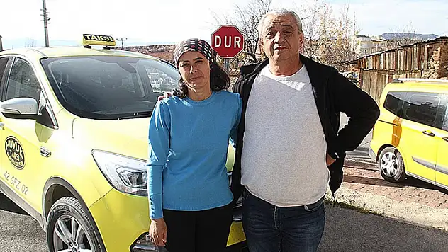 Konyalı çift aynı durakta 11 yıldır taksicilik yapıyor
