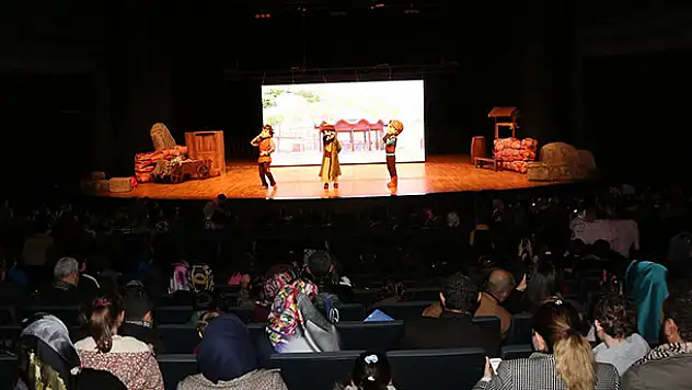 Konyalı çocuklar Emiray Müzikali ile eğlendi