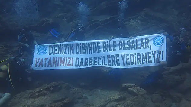 Konyalı dalgıçlardan su altında FETÖ'ye tepki