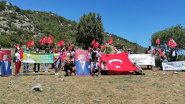 Konyalı doğa tutkunları, doğa yürüyüşü etkinliğinde Beyşehir'de buluştu
