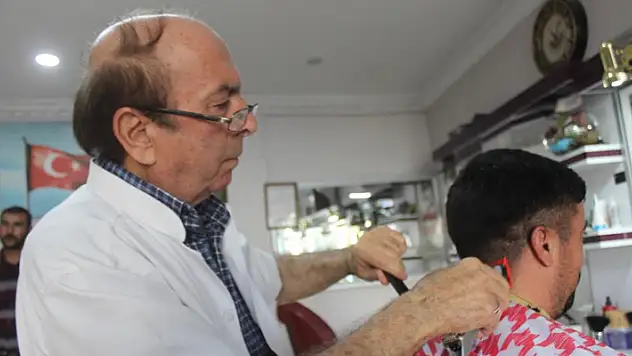 Konyalı emektar berber 53 yıldır mesleğini ilk günkü heyecan ile yapıyor