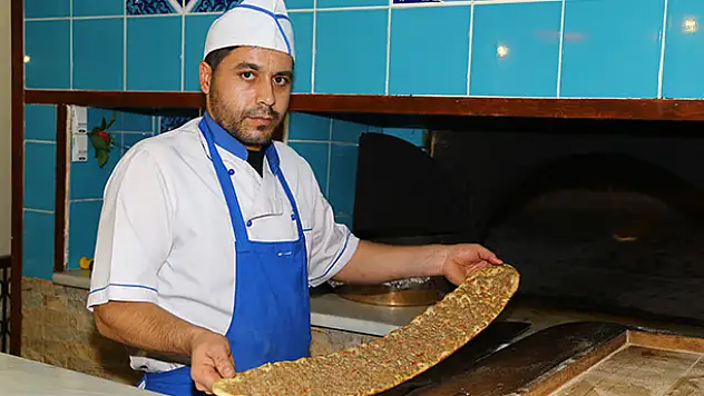 Konyalı esnaftan dolarını bozdurana 'etli ekmek' hediye