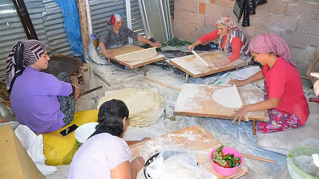 Konyalı ev hanımları kışlık yufka ekmeği yapımına başladı
