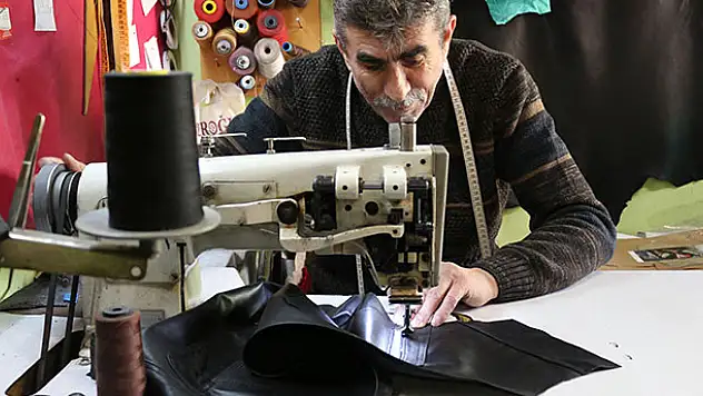 Konyalı Fuat usta yarım asırdır deriyi giysiye dönüştürüyor
