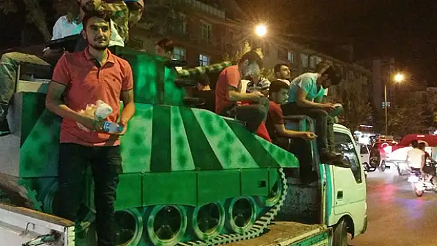 Konyalı gençler suntadan tank yaptılar