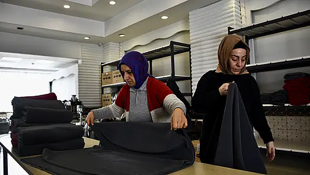 Konyalı gönüllüler depremzedeler için aralıksız battaniye dikiyor
