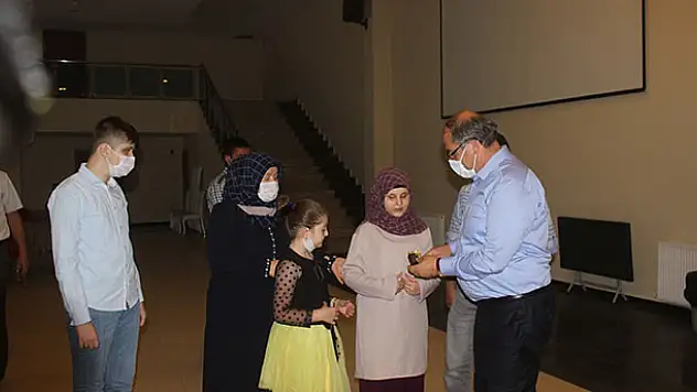 Konyalı görme engelli hafız Ravzanur Koçaker ödüllendirildi