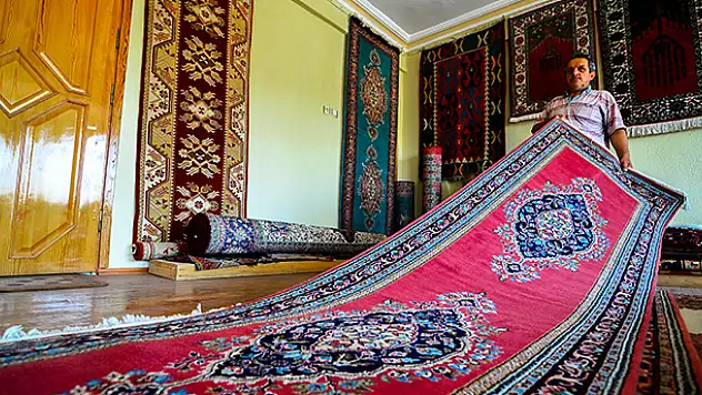 Konyalı halı ustası, Anadolu'nun unutulan hazinelerinden Ladik halısını yaşatmaya çalışıyor