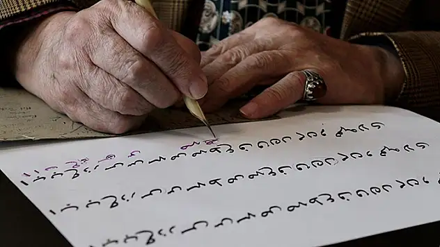 Konyalı hattat ömrünü adadığı hat sanatını ilk günkü heyecanla sürdürüyor
