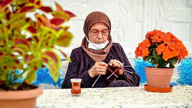 Konyalı Havva nine, ördüğü patikleri Ağrı'da görev yapan Mehmetçik'e ulaştırmanın sevincini yaşıyor
