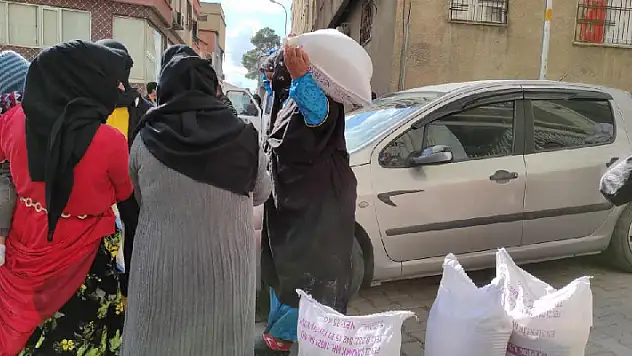 Konyalı hayırseverler Şanlıurfa'da un dağıttı
