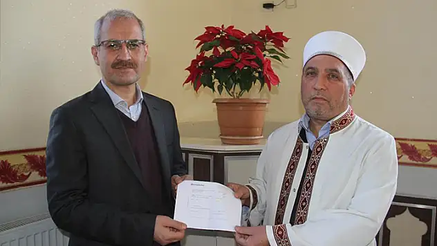 Konyalı imam açık artırmayla sattığı çiçeğin parasını depremzedelere bağışladı
