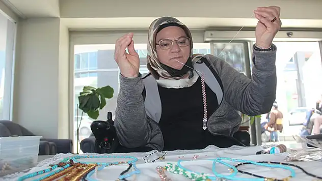 Konyalı kadın girişimci engelini aştı, ürettiği takıları yurt dışına gönderiyor
