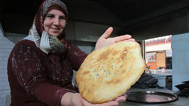 Konyalı kadın girişimci evinin garajında başladığı tandır ekmeği yapımını üç şubede 23 çalışanıyla sürdürüyor
