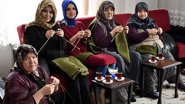 Konyalı kadınlar Mehmetçik için atkı ve bere örüyor