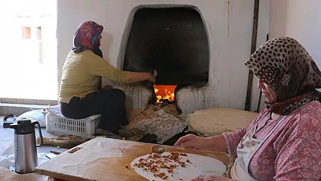 Konyalı kadınların 'kış ekmeği' hazırlığı