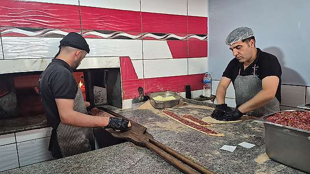 Konyalı kebap ustasından 300 derecelik fırın mesaisi
