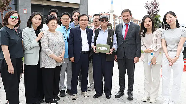Konyalı Kore gazisine Seul'den ziyaretçi sürprizi