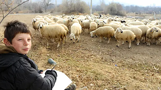 Konyalı 'küçük çoban' yaptığı resimlerle herkesin beğenisini kazanıyor
