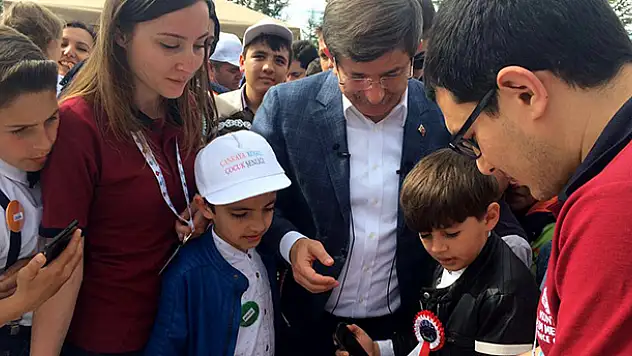 Konyalı minikler  Davutoğlu'nu ziyaret etti