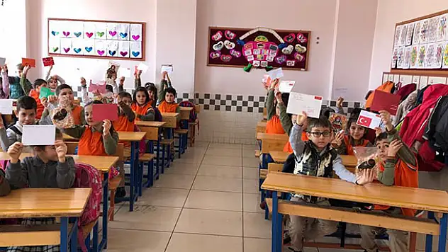 Konyalı miniklerden Mehmetçik'e mektup ve şeker
