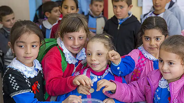Konyalı miniklerin çikolata parası Suriyeli kardeşlerine