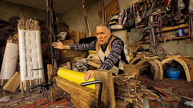 Konyalı Muammer usta 62 yıldır hasır yastık üretiyor