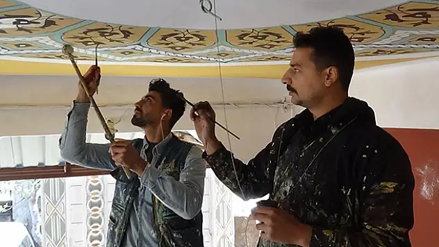 Konyalı nakkaş Ahmet Yesevi Camisini nakşediyor