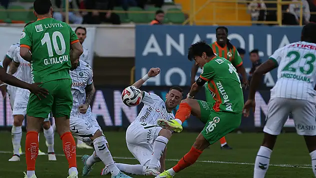 Konyaspor ateşle oynuyor! Fark 2'ye düştü