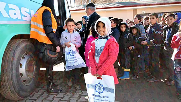 Konyalı öğrencilerden Giyim Bankası'na destek