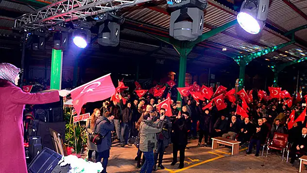 Konyalı pazarcılardan bayrak şov