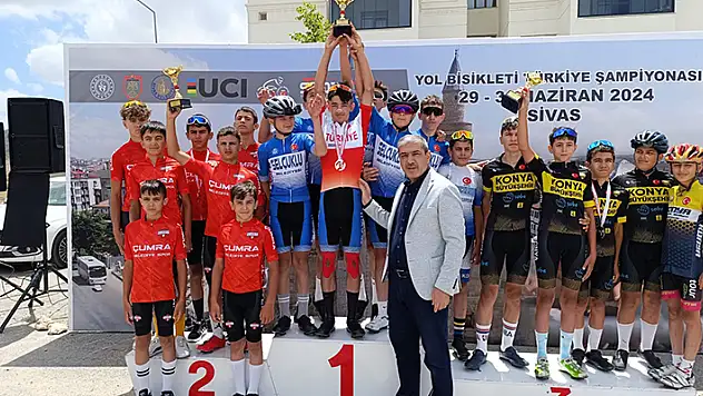 Konyalı pedallar kürsüde
