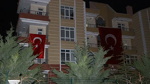 Konyalı şehidin baba evine Türk bayrağı asıldı