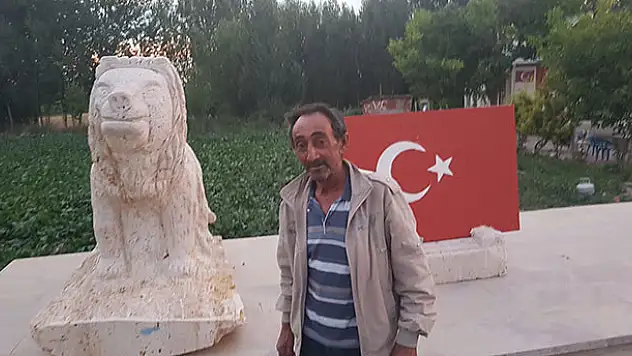Konyalı şehidin komşusu onun anısına bayrak ve aslan figürü yaptı
