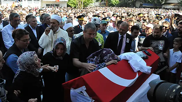 Konyalı şehidin tabutuna nişan bohçası konuldu