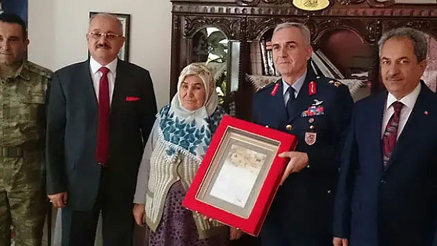 Konyalı Şehit Ünal'ın şehadet belgesi annesine verildi