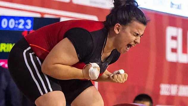 Konyalı sporcu ailesinden gizli başladığı halterde dünya şampiyonu oldu
