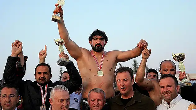 Konyalı sporcu başpehlivan oldu 
