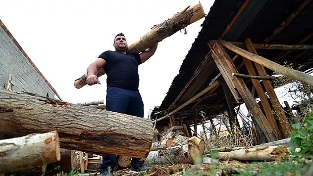 Konyalı sporcu, Bilek Güreşi Dünya Şampiyonası'na 'tomruk' taşıyarak hazırlanıyor
