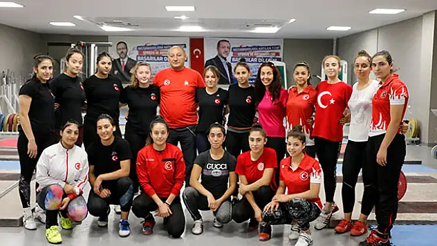 Konyalı sporcular Avrupa Şampiyonası'nda Türkiye'yi temsil edebilmek için ter döküyorlar