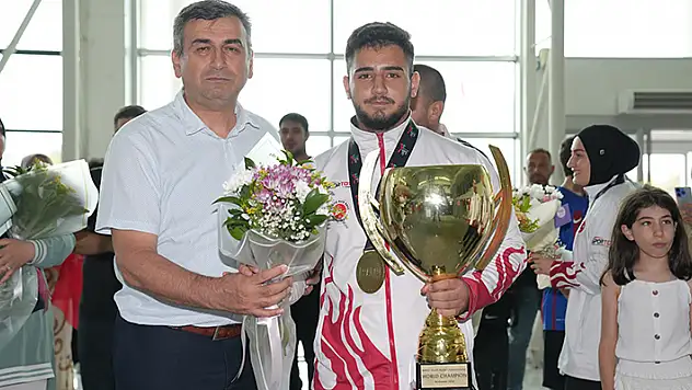 Konyalı sporcular çiçeklerle karşılandı