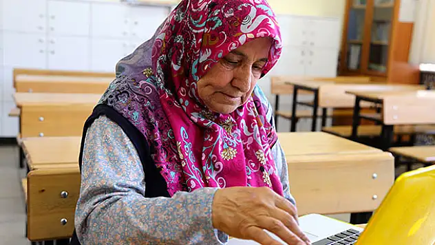 Konyalı 'Süper Nine' önce okuma yazma sonra bilgisayar öğrendi